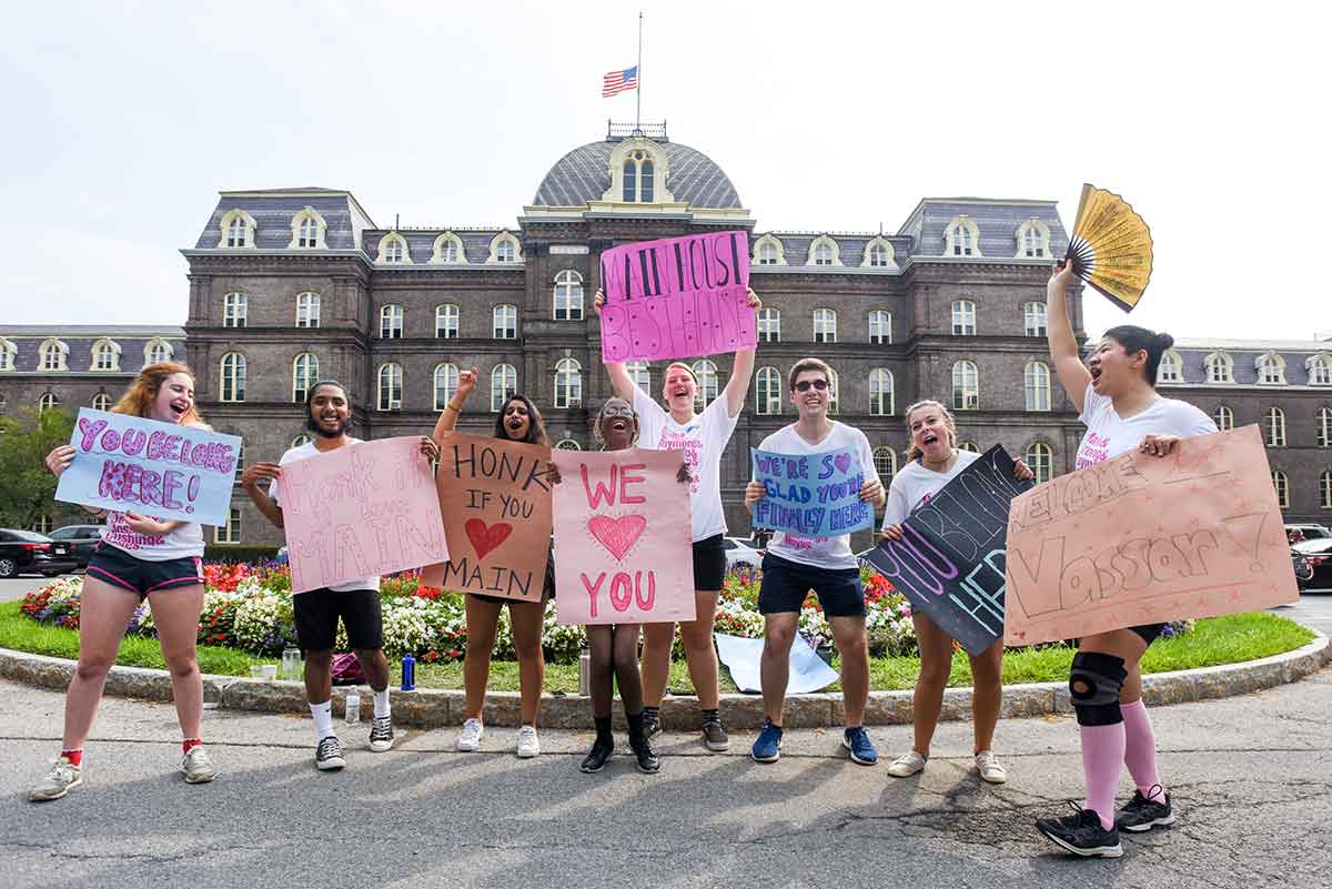Vassar students welcome new students in front of Main Building on Move in Day