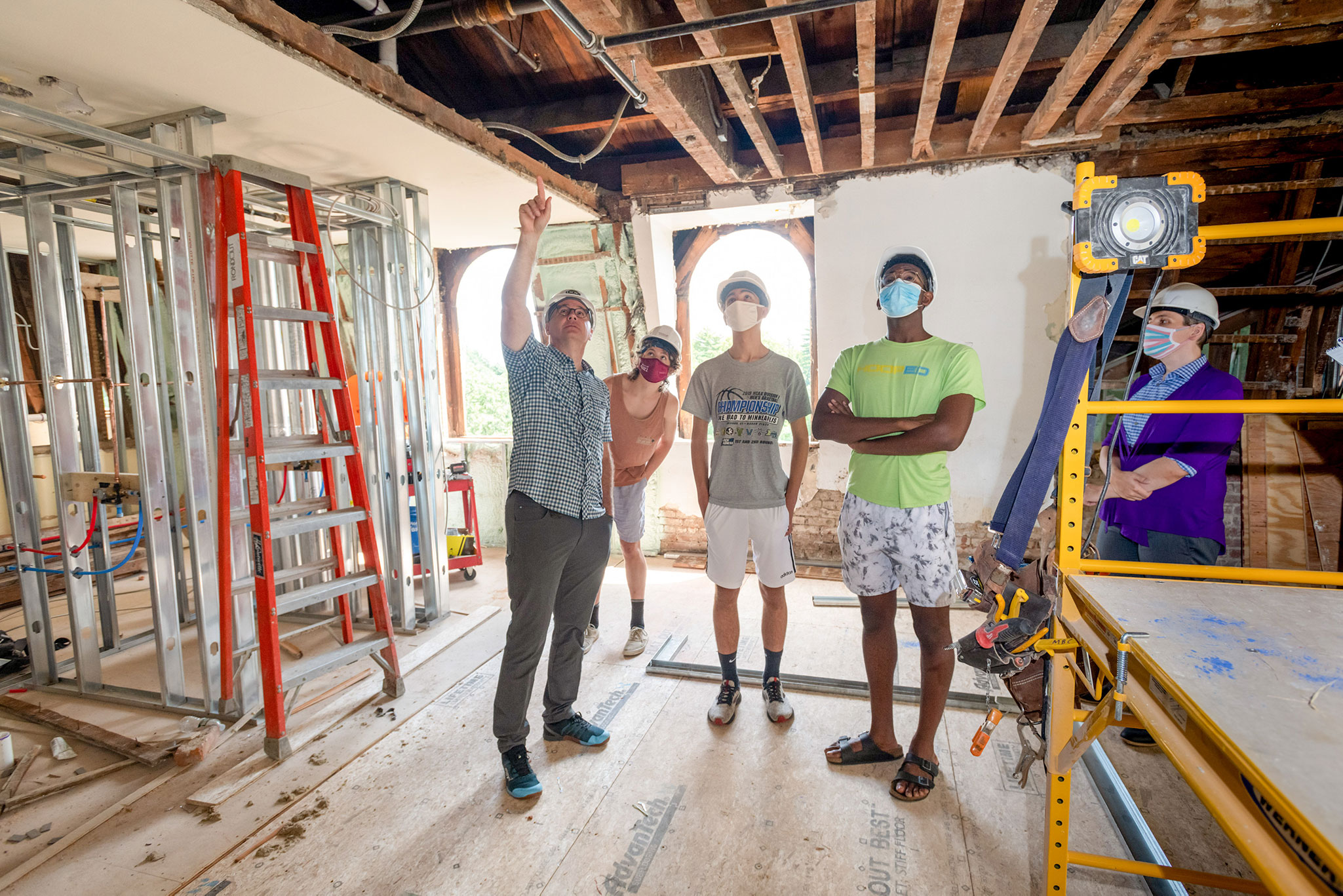 Corrigan (left) leads a tour of the renovations of student residences on the fifth floor of Main. Others in photo, from left: Sustainability Intern Martin Burstein ’23, Arlington High School Senior Ron Geiger, Oakwood Friends School Senior Barak Tucker, and Vassar Sustainability Director Micah Kenfield.