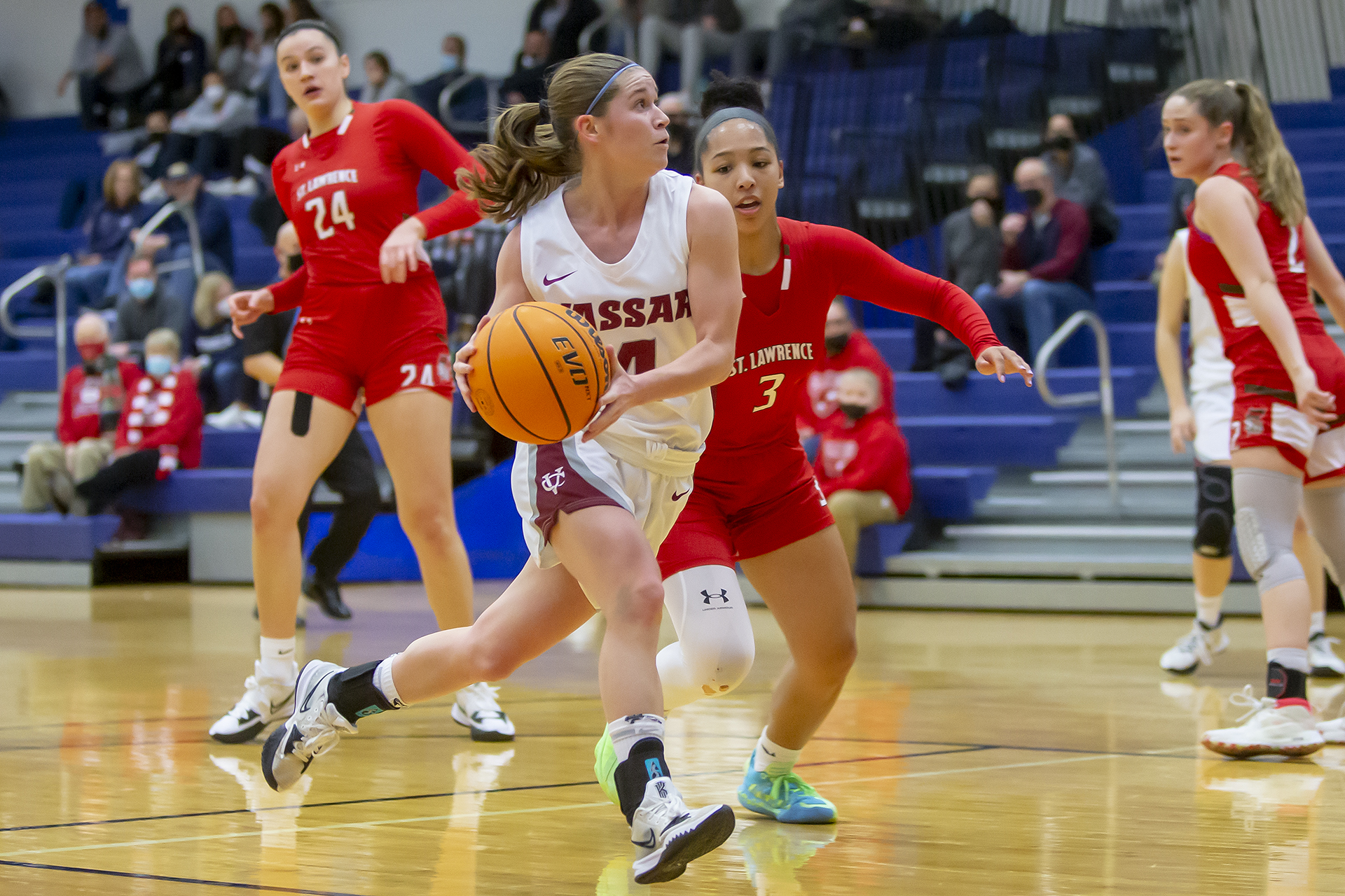 Vassar basketbal player Sarah Gillooly in action