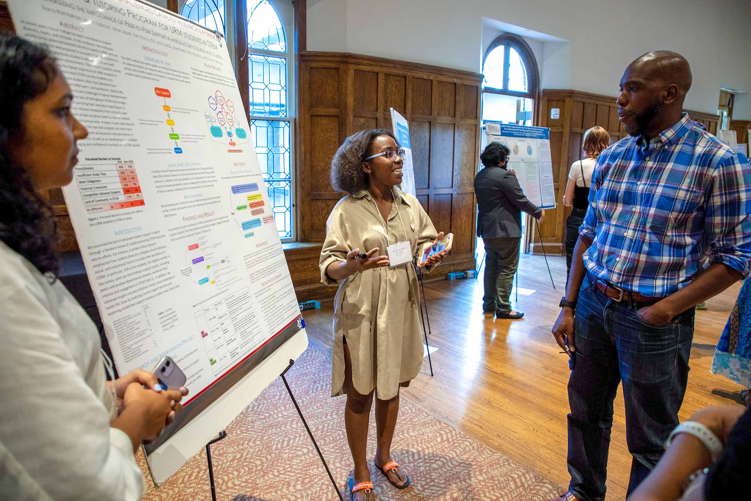 University of Rhode Island Biology Professor Bryan Dewsbury, keynote speaker at the symposium, chats with Vassar student Breilla Irahoza ’24.