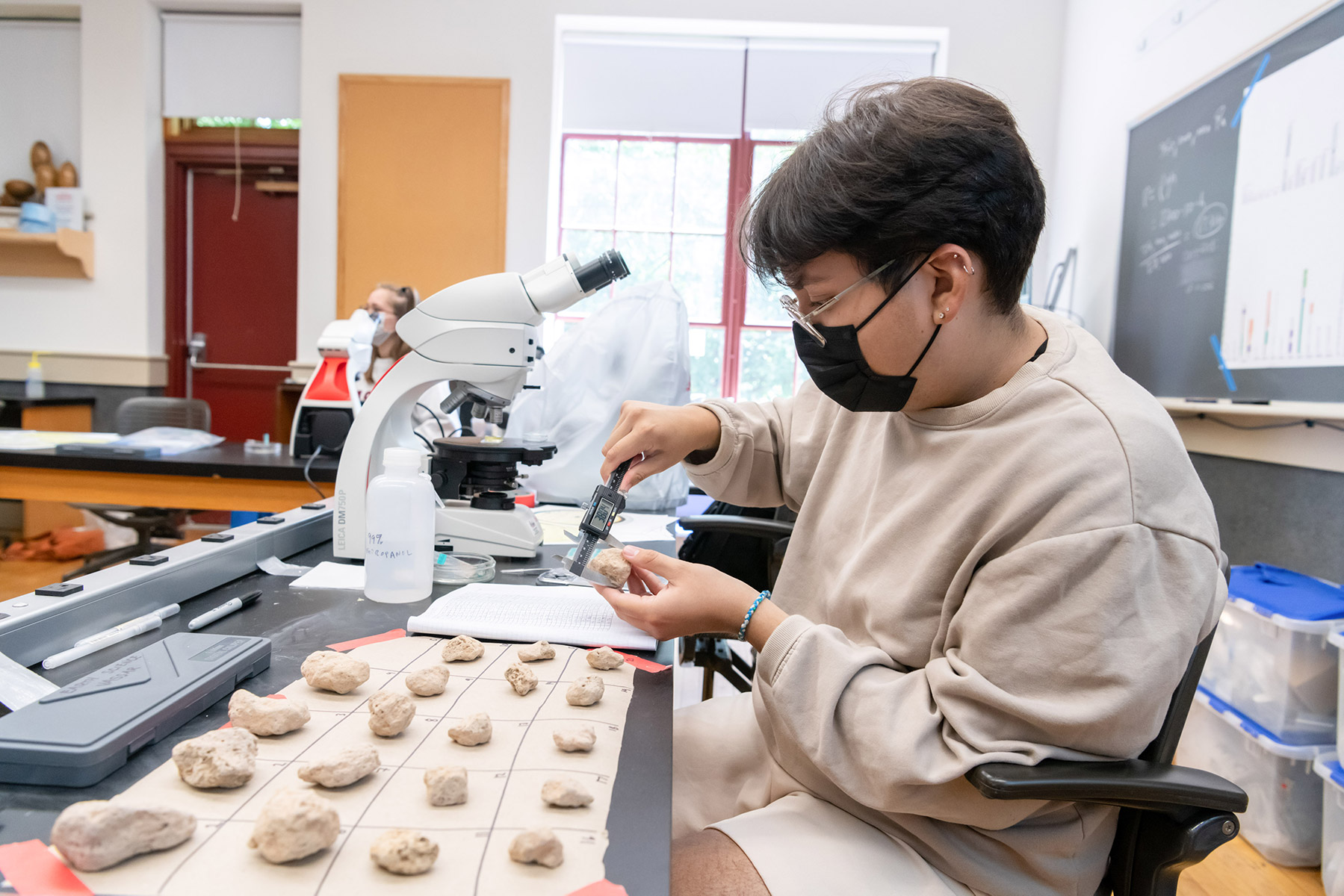 Sebastian Montanez ’25 measures pumice samples.