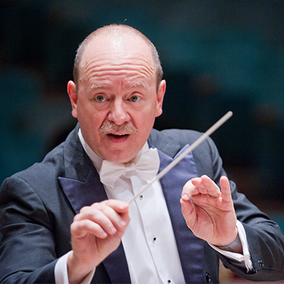 Eduardo Navega conducting a performance.