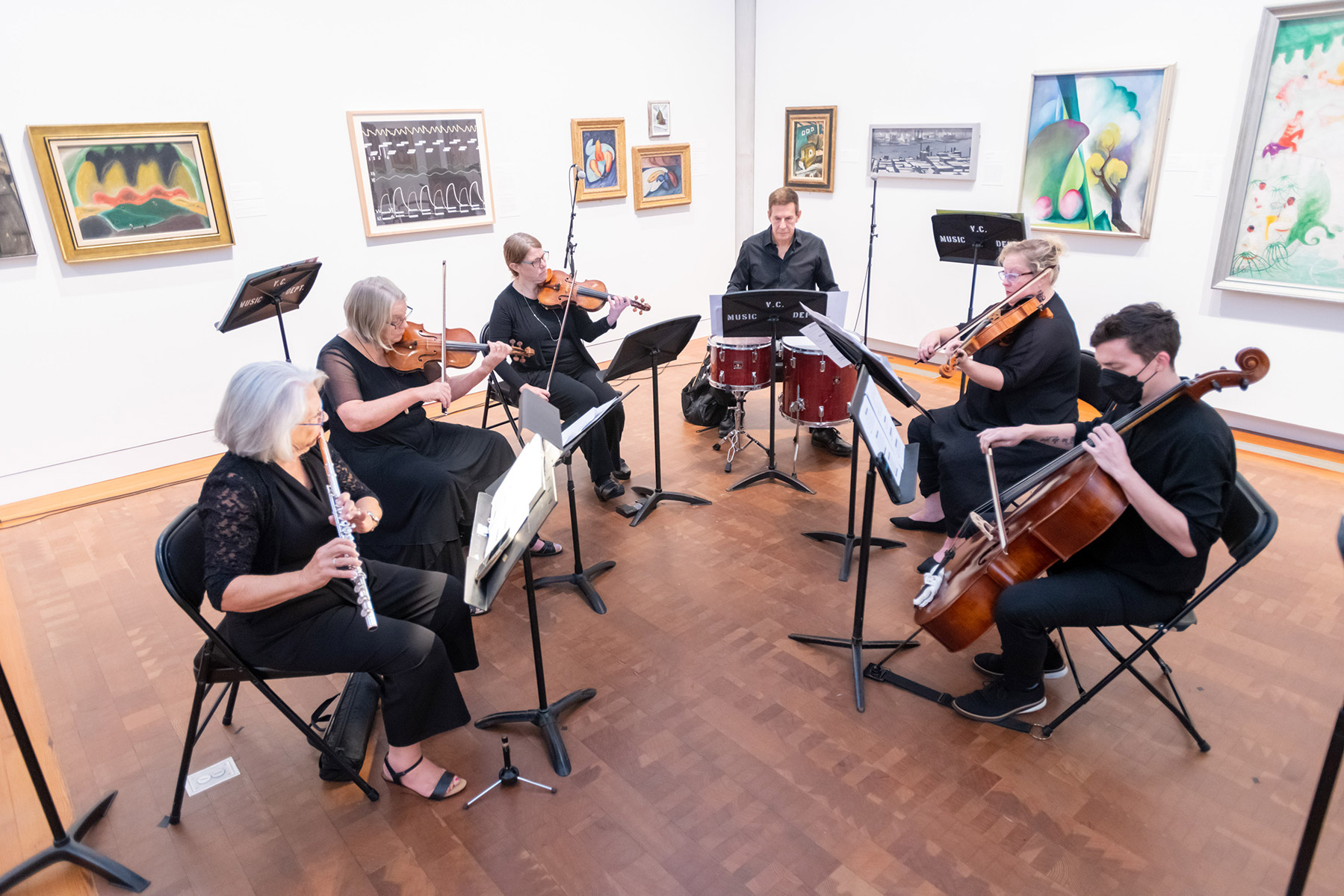 A lithograph containing the wavy lines representing horses’ gaits, which Chacon created to accompany Horse Notations, was on display behind the musicians during the performance. 