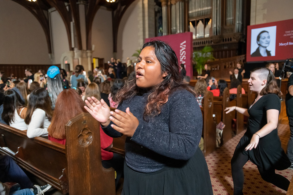 At the end of the ceremony, there was a surprise for Streep: Members of the Vassar College Choir and Women’s Chorus spread out around the Chapel at the closing, singing and dancing to Carole King’s 1971 hit “I Feel the Earth Move,” popular the year Streep graduated.