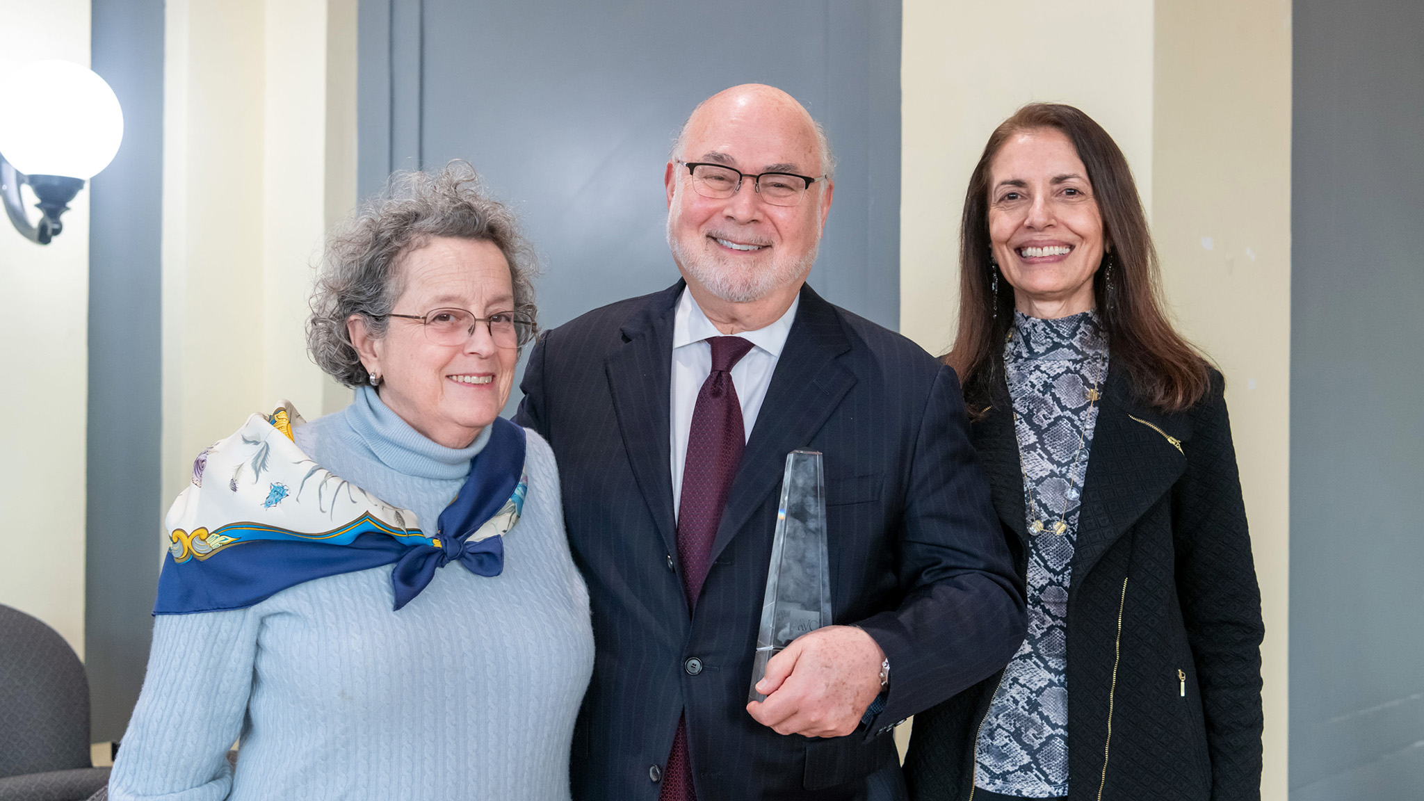 Jonathan Granoff ’70 receives Distinguished Service Award from (left) Amy Pullman ’71, Chair of the AAVC Selection Committee, and AAVC President Monica Vachher ’77.
