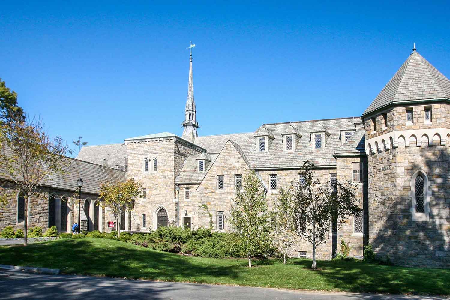 Exterior view of Skinner Hall on Vassar campus