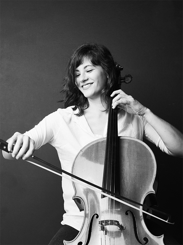 Iva Casian-Lakos playing the cello