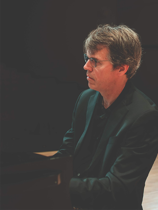 Portrait of pianist Thomas Sauer in profile.