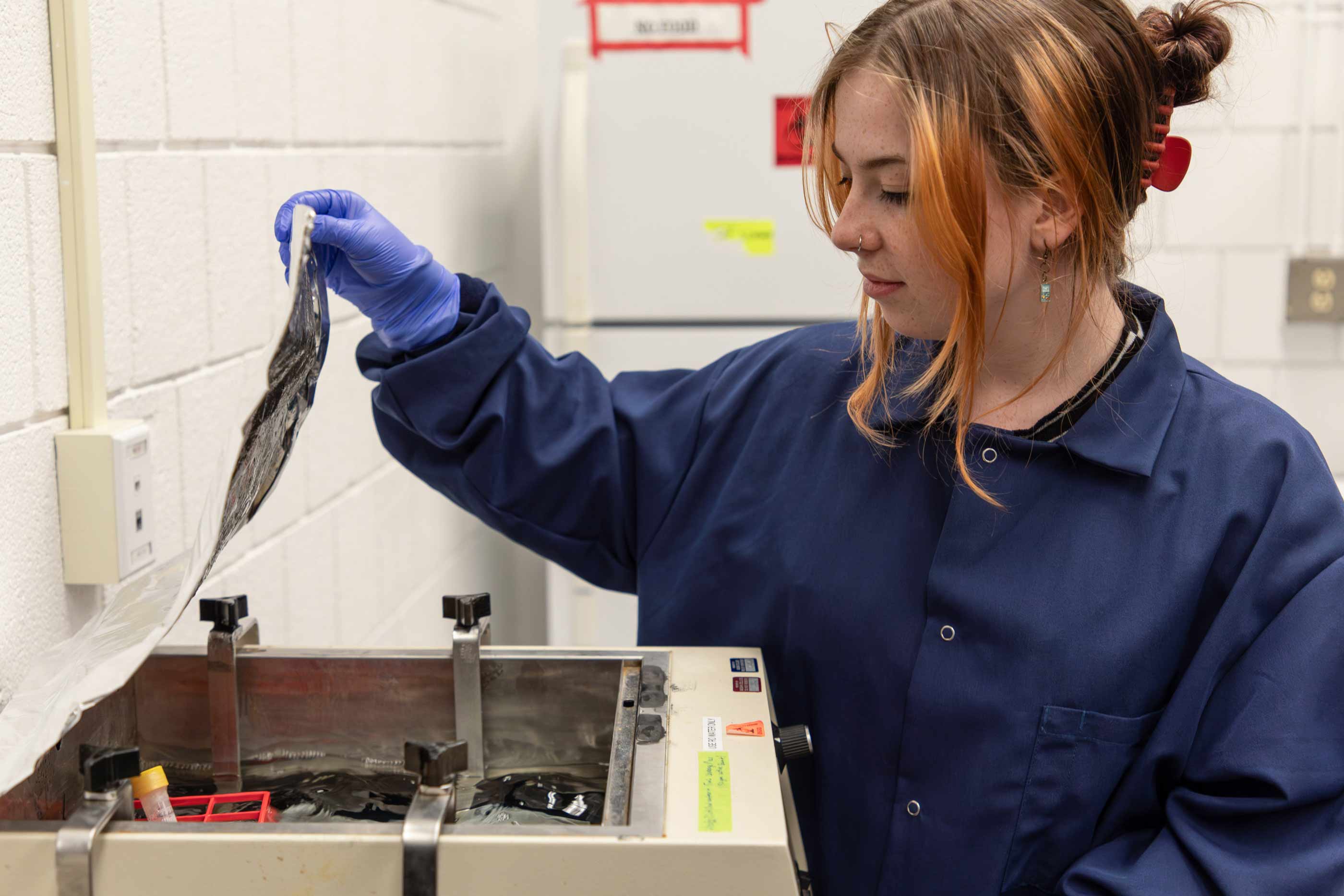 Brynn Conrad ’24 working with lab equipment.