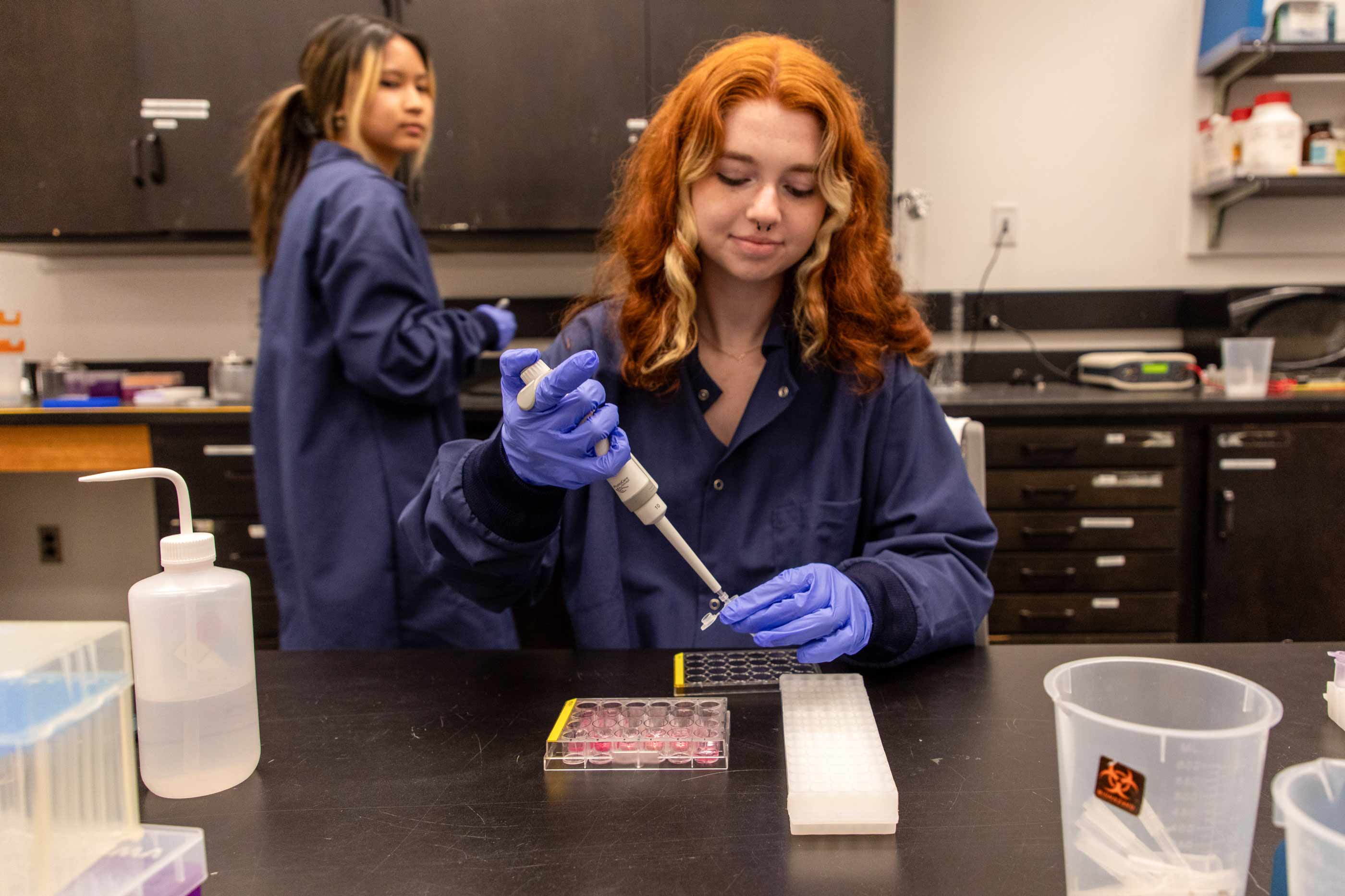 Autumn Cullinan ’25 pipetting vials for an experiment.