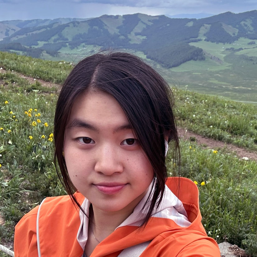 Photo portrait of a person standing in a mountain meadow.