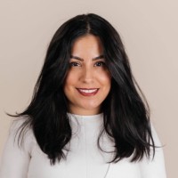 Photo portrait of a person standing in front of a white wall.