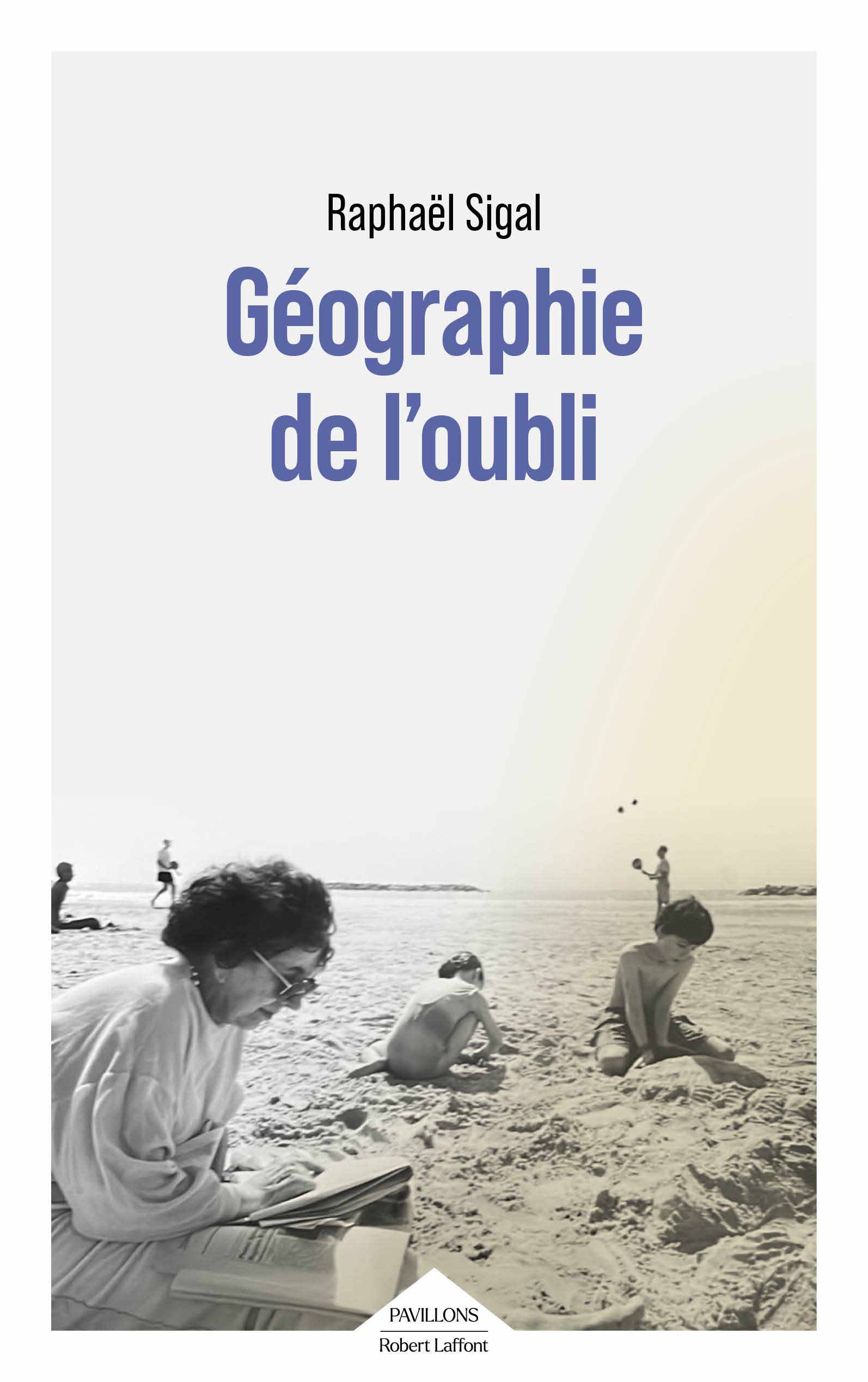 Book cover titled "Géographie de l'oubli" by Raphaël Sigal. A black and white photo shows individuals on a beach; one person in the foreground reads a book while others sit or play in the sand nearby. Published by Pavillons Robert Laffont.