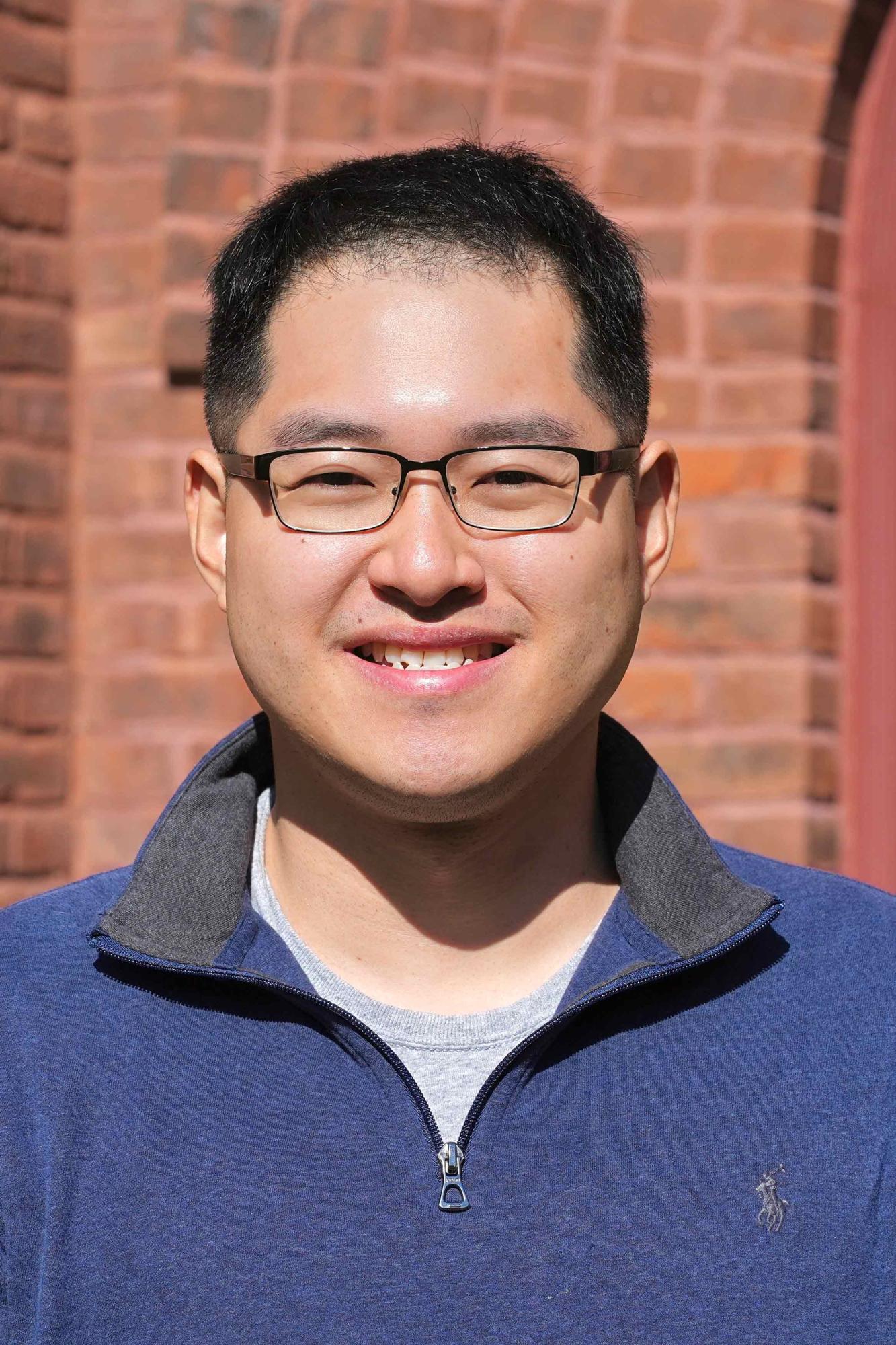 A portrait photo of Zhengren Zhu.
