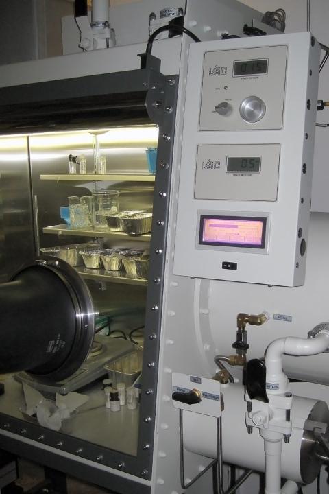 chemistry-instrument5 atmospheric chamber with a glass door and instrumentation