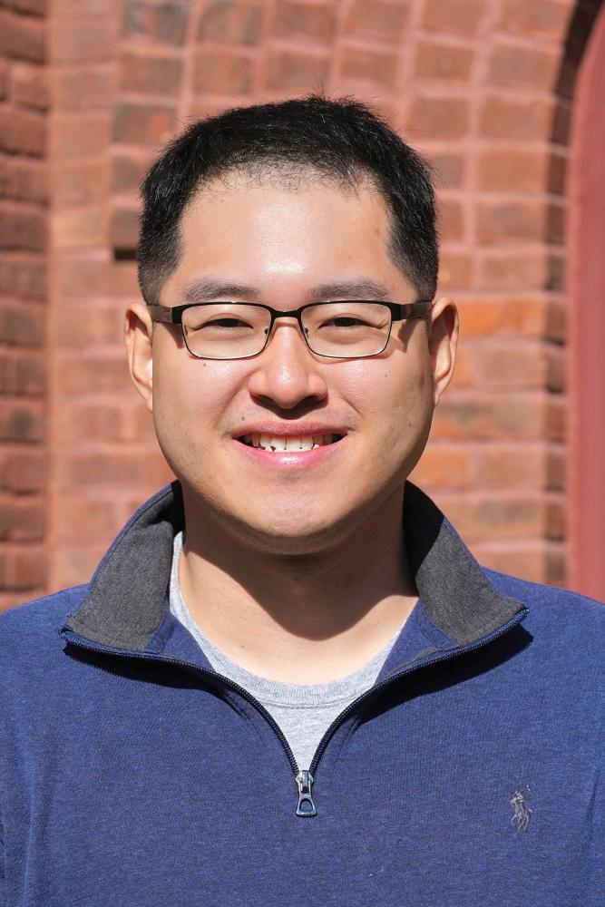 A portrait photo of Zhengren Zhu.