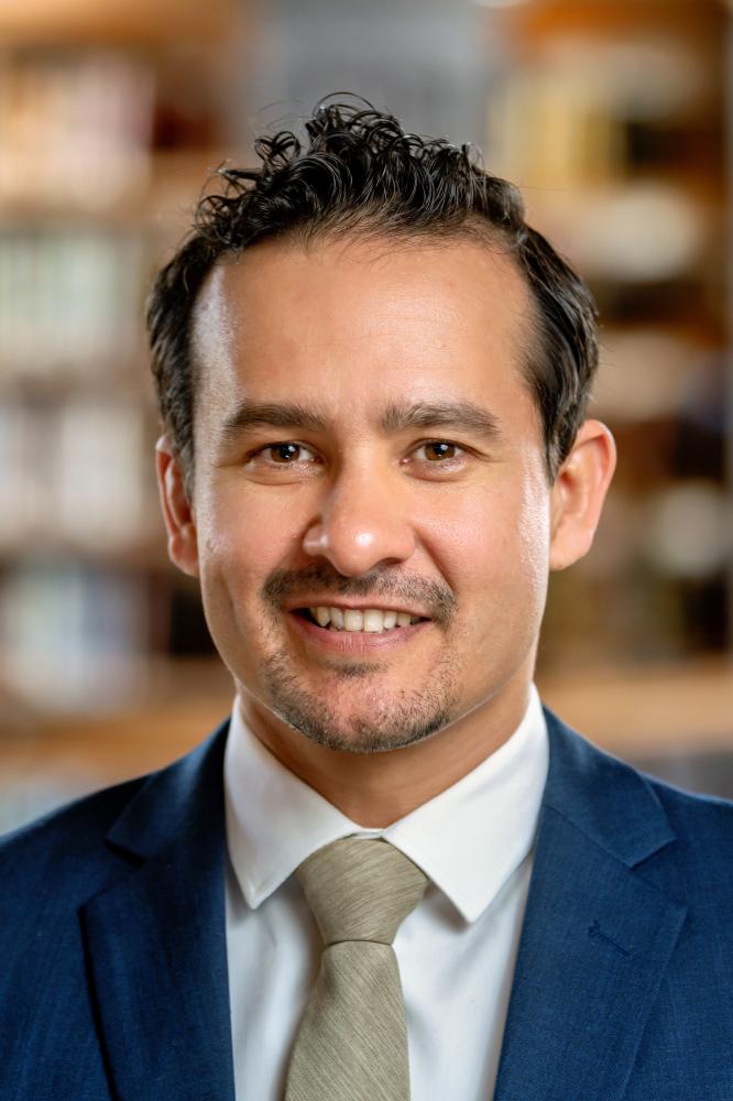 Headshot of Daniel Mendiola.