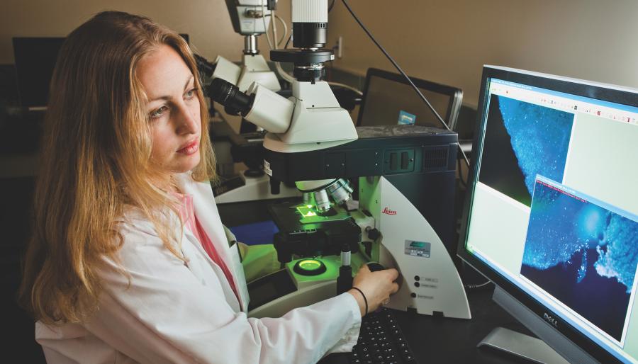 Photo of Michelle Monje-Deisseroth ’98 in her lab, early career