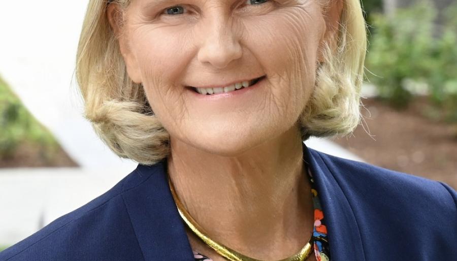 Photo portrait of Elizabeth Bradley.