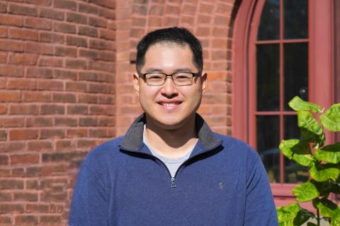 A portrait photo of Zhengren Zhu.