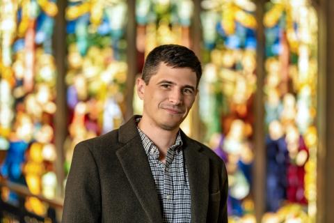 Photo portrait of a person standing in front of a colorful wall.