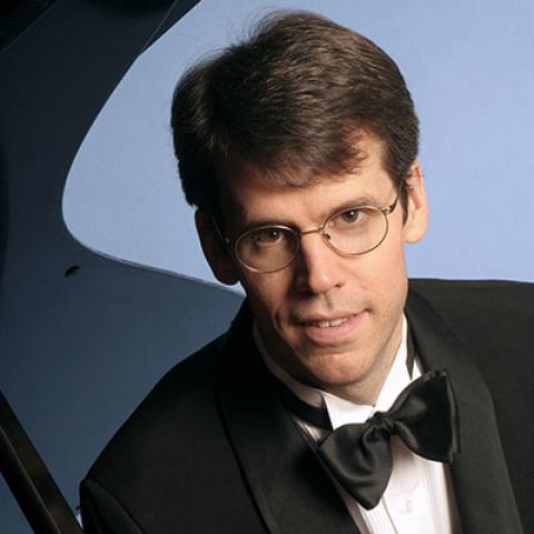 Headshot of pianist Thomas Sauer 