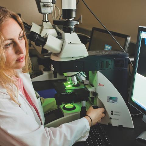 Photo of Michelle Monje-Deisseroth ’98 in her lab, early career