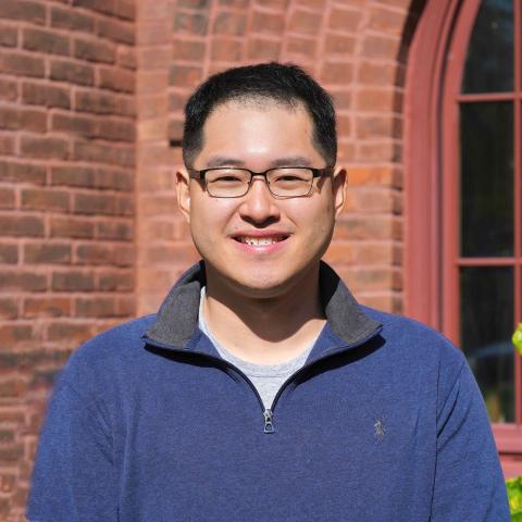 A portrait photo of Zhengren Zhu.
