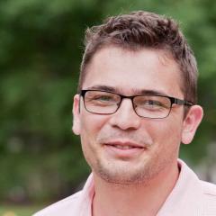 Headshot of Joshua de Leeuw.